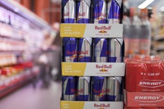 La vente de boissons énergisantes comme le Red Bull va être interdite aux jeunes de moins de 16 ans en Angleterre afin"d'améliorer leur santé physique et mentale" (image d'illustration). KEYSTONE/GAETAN BALLY
